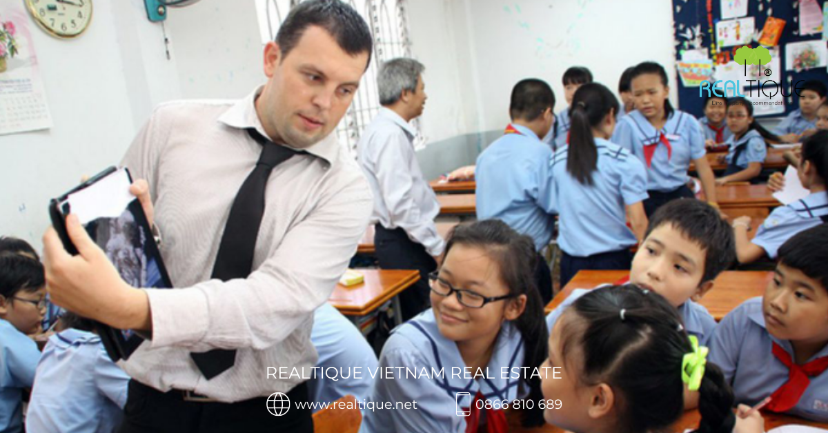 The community of foreigners coming to Vietnam to live and work is increasing